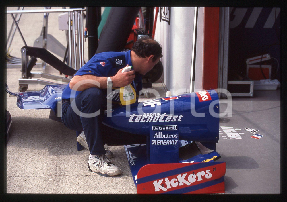 35mm vintage slide* 1995 IMOLA F1 - Tecnico LIGIER nei box della scuderia *