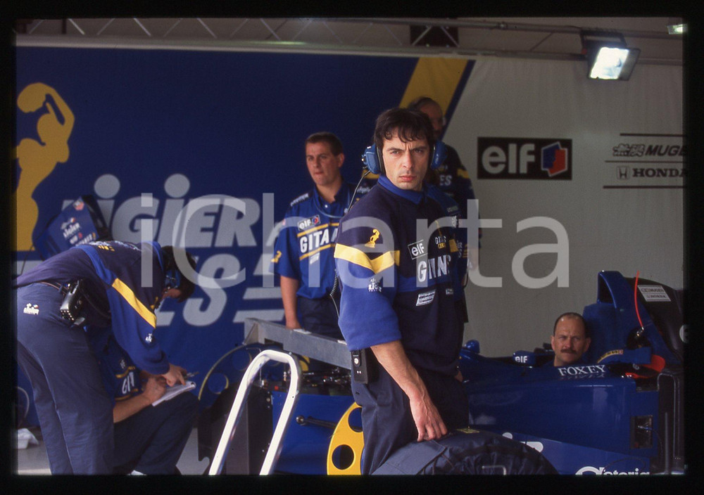 35mm vintage slide* 1995 IMOLA F1 - Tecnici scuderia LIGIER al lavoro nei box
