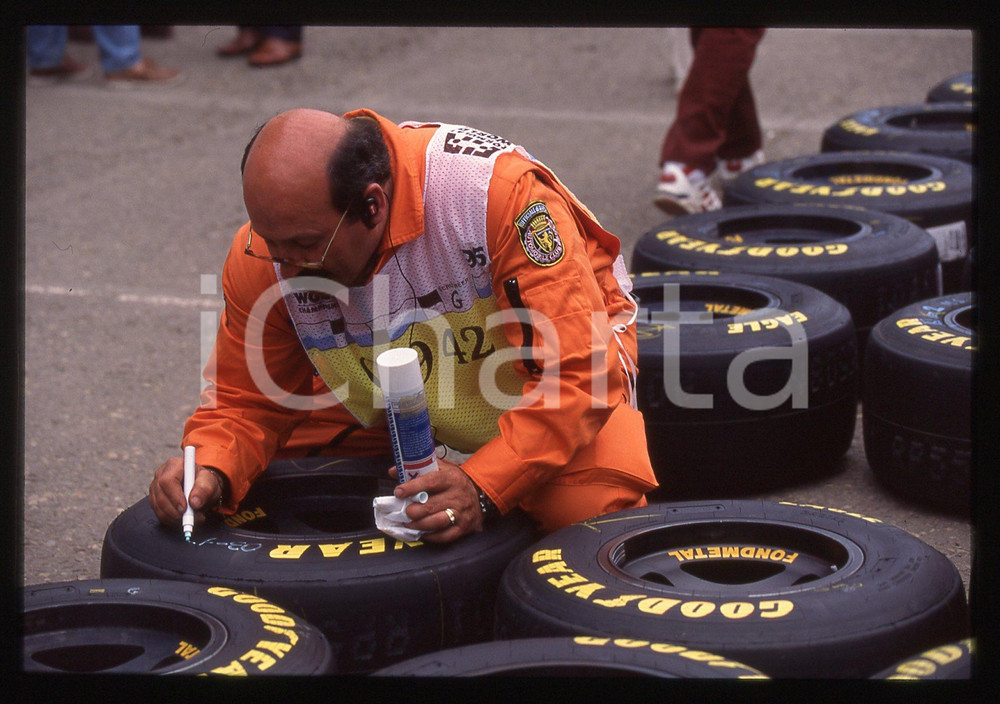 35mm vintage slide* 1995 FORMULA 1 - Ufficiale di gara al controllo gomme