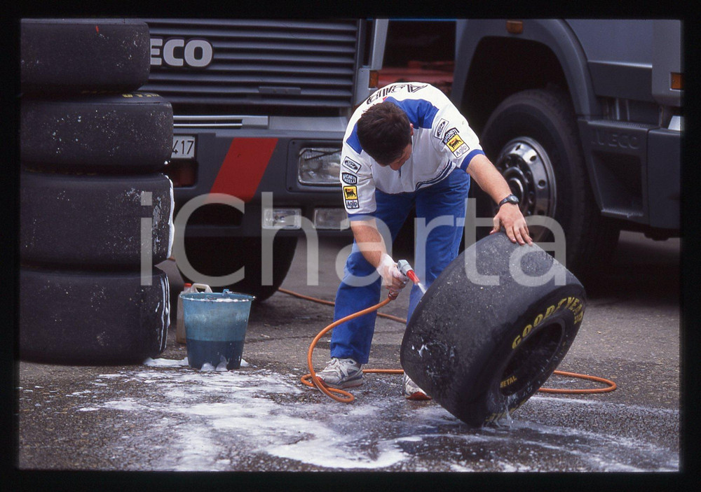 35mm vintage slide* 1995 FORMULA 1 - Meccanico team PACIFIC al lavaggio gomme