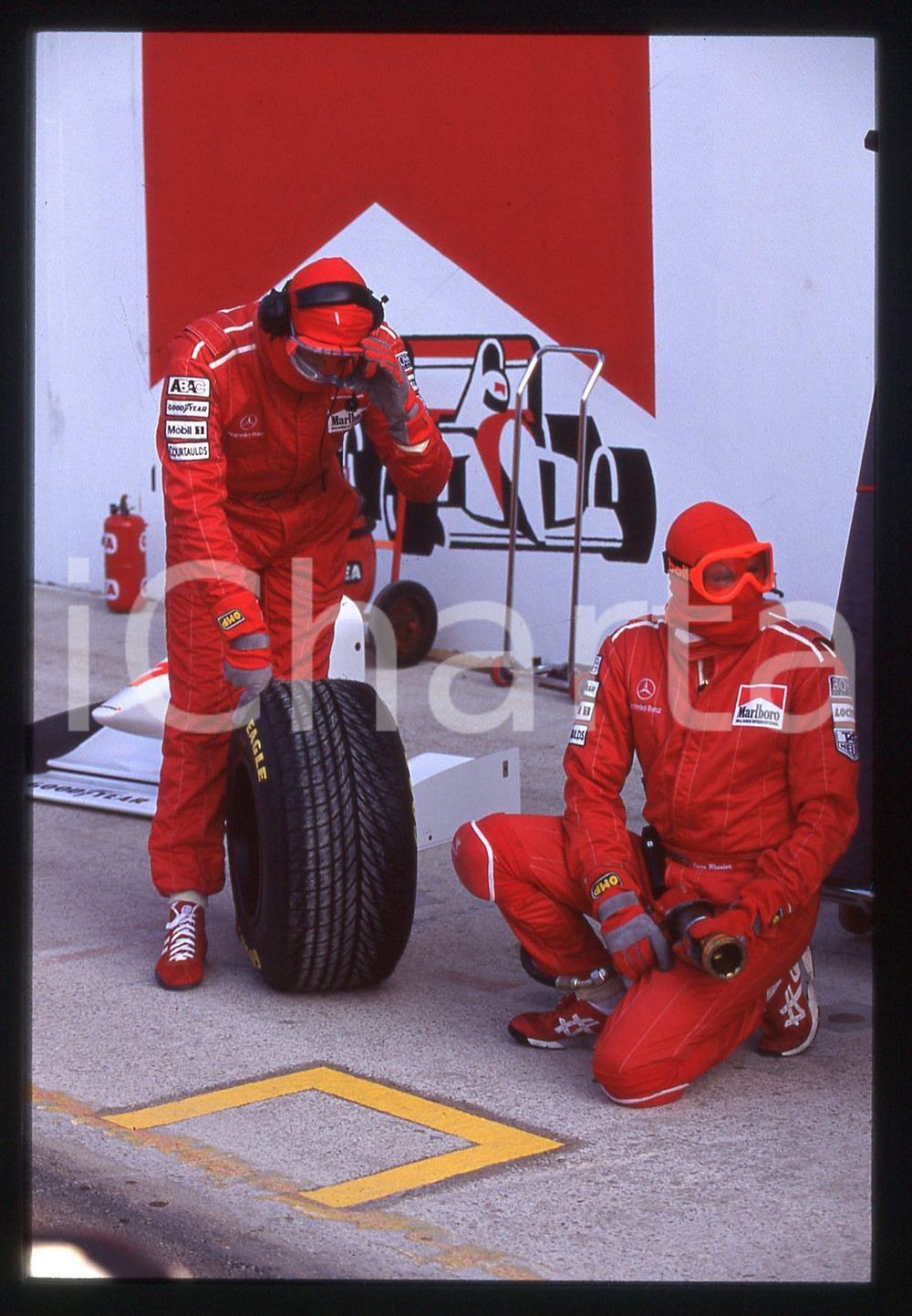 35mm vintage slide* 1995 F1 - Meccanici MCLAREN al cambio pneumatici