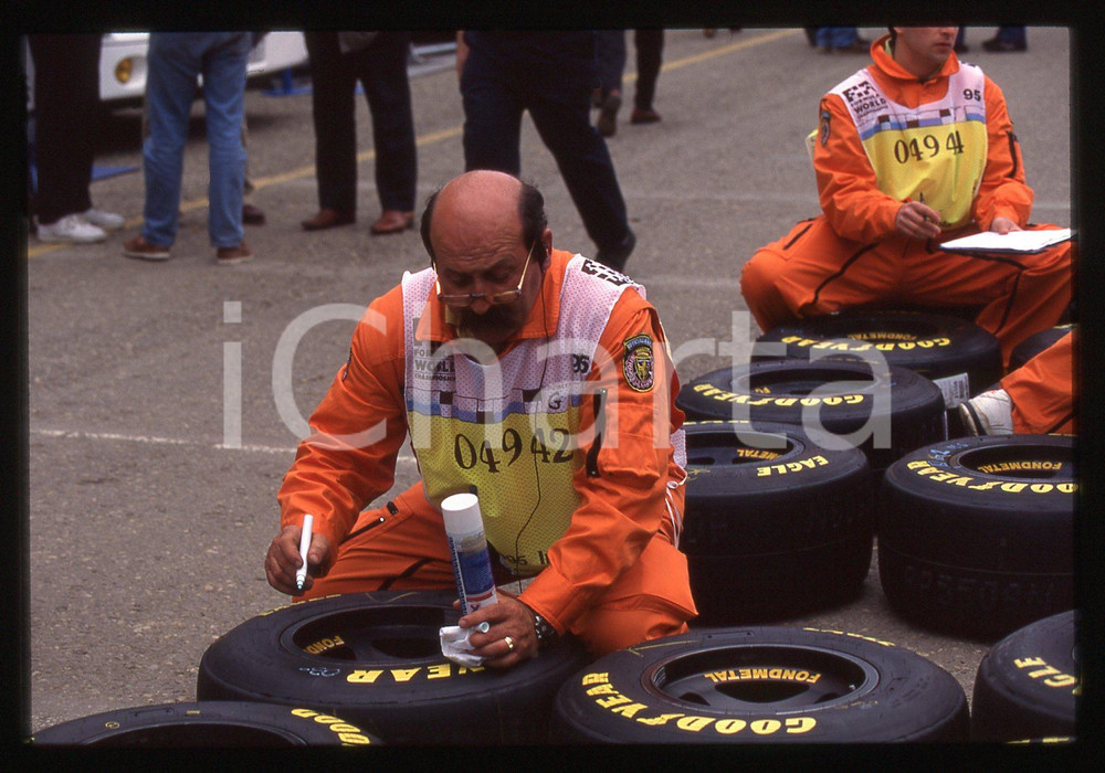 35mm vintage slide* 1995 FORMULA 1 - Ufficiale di gara al controllo gomme (2)
