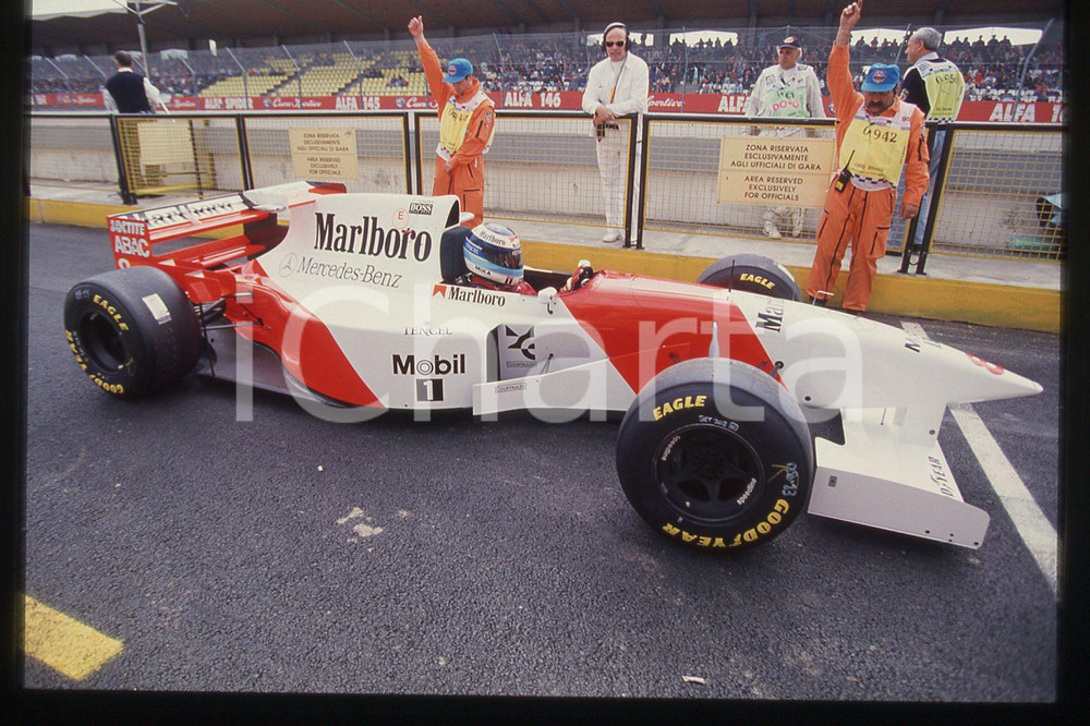 35mm vintage slide* 1995 FORMULA 1 - Mika HAKKINEN nei box su MCLAREN MP4/10 (2)