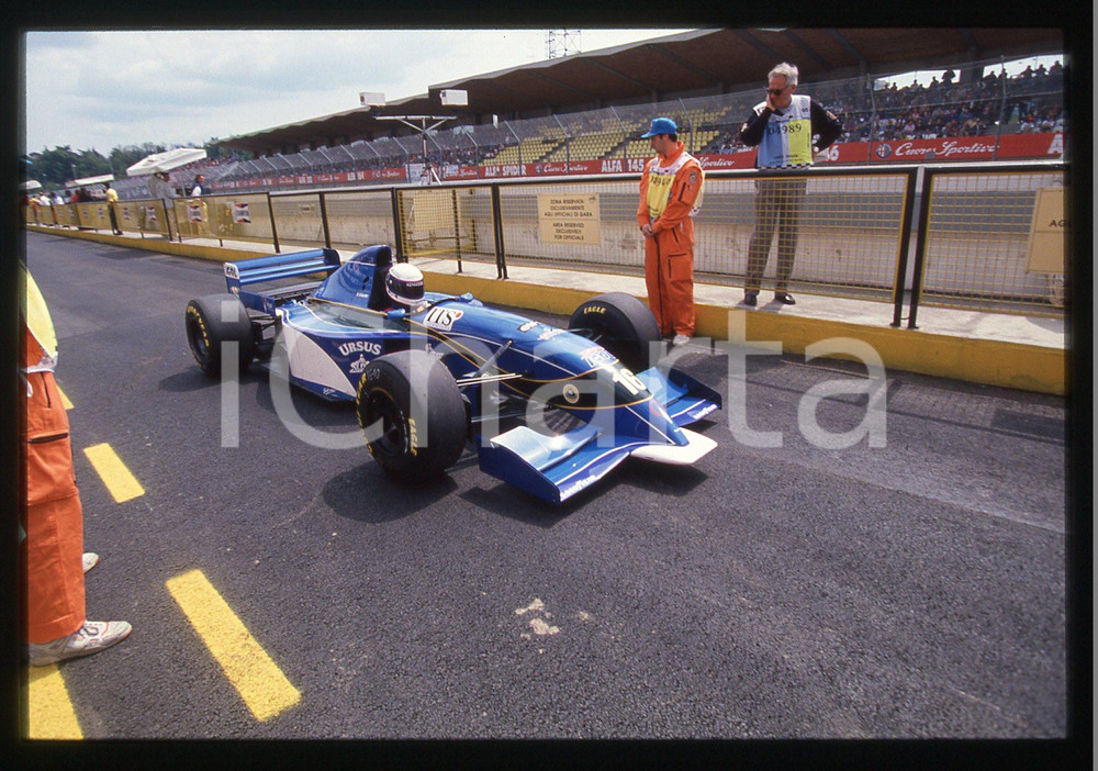 35mm vintage slide* 1995 IMOLA F1 - Bertrand GACHOT ai box su PACIFIC PR02 (2)