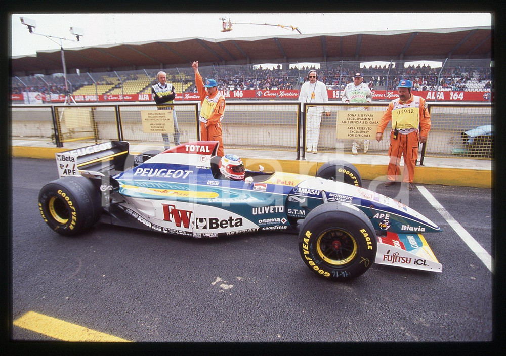 35mm vintage slide* 1995 IMOLA FORMULA 1 Rubens BARRICHELLO ai box su JORDAN 195