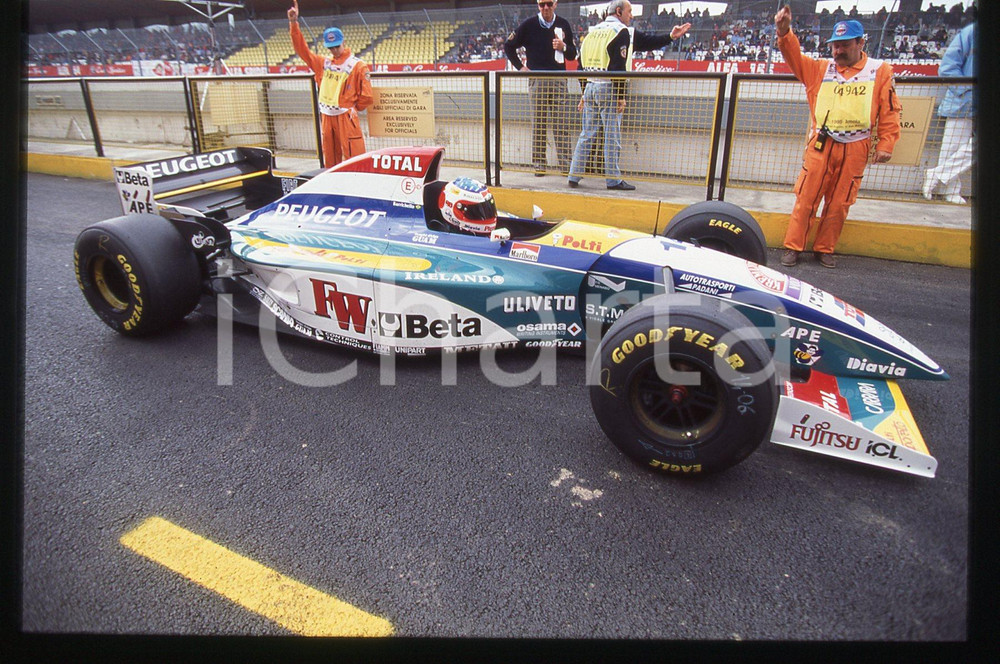 35mm vintage slide* 1995 IMOLA F1 - Rubens BARRICHELLO ai box su JORDAN 195