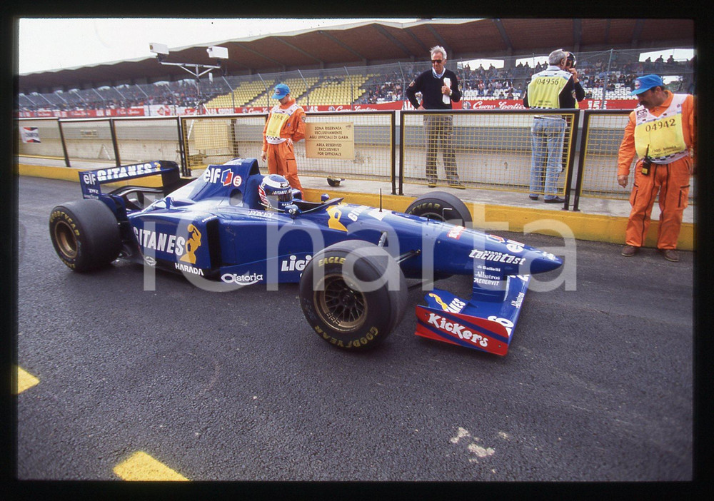 35mm vintage slide* 1995 IMOLA FORMULA 1 - Olivier PANIS ai box su LIGIER JS41