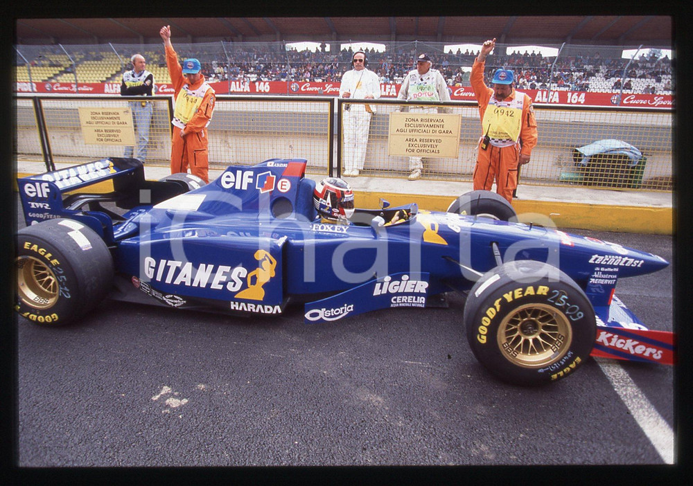 35mm vintage slide* 1995 IMOLA FORMULA 1 Aguri SUZUKI ai box su LIGIER JS41 