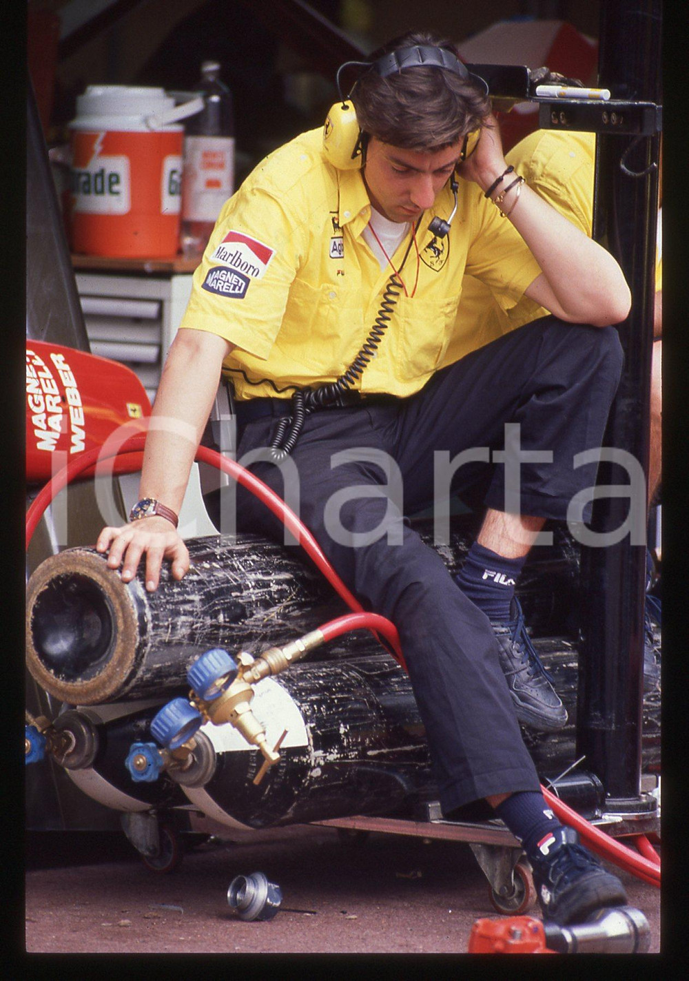 35mm vintage slide* 1990ca F1 -  Meccanico FERRARI nei box della scuderia 