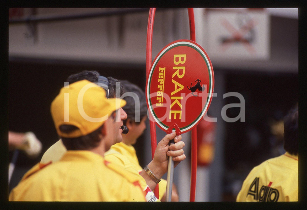 35mm vintage slide* 1990ca F1 -  Meccanici FERRARI nei box della scuderia
