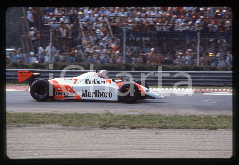 Fotografia d'epoca originale 35mm vintage slide* 1980ca FORMULA 1 - John WATSON in pista su MCLAREN 1