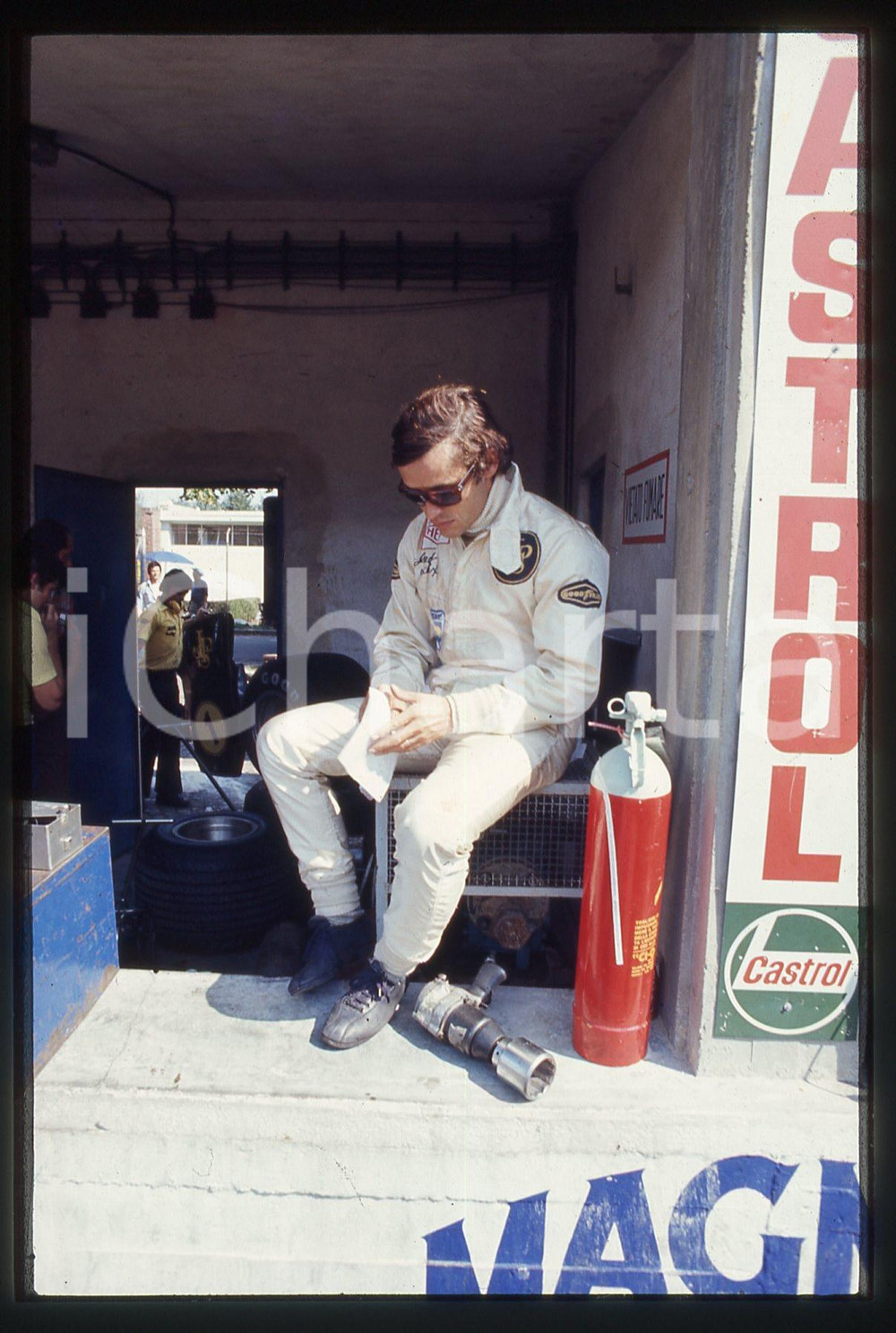 35mm vintage slide* 1974 FORMULA 1 - Jacky ICKX nei box scuderia LOTUS