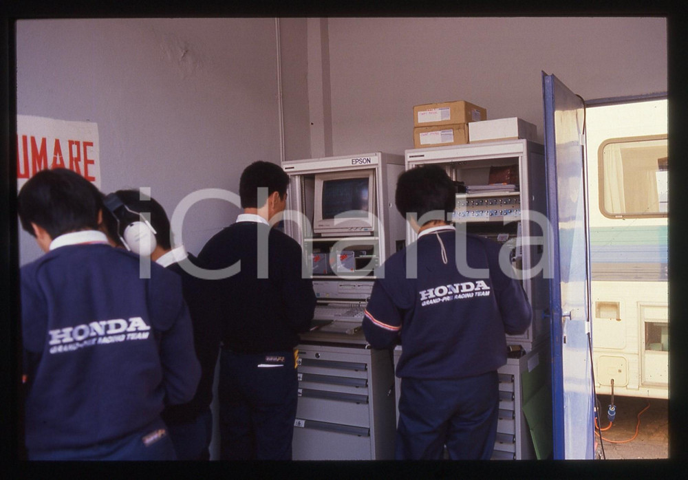 Fotografia d'epoca originale 35mm vintage slide* 1990ca FORMULA 1 - Motoristi HONDA Racing Team nei box 1