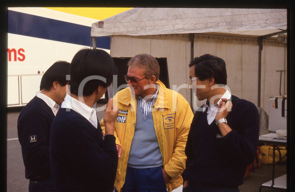 Fotografia d'epoca originale 35mm vintage slide* 1990ca FORMULA 1 - Motoristi HONDA con dirigente team LOTUS 1