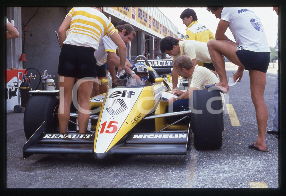 Fotografia d'epoca originale 35mm vintage slide* 1984 F1 - Patrick TAMBAY nei box su RENAULT RE50 1
