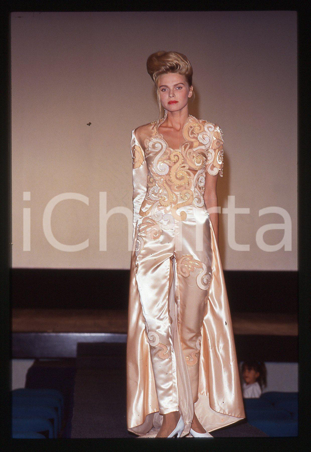 Fotografia d'epoca originale 35mm vintage slide* 1980ca Valentin YUDASHKIN Modella sfila con abito stilista 1