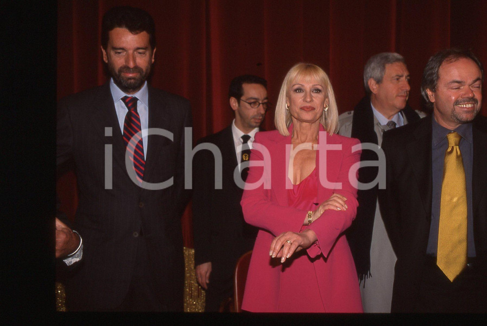 35mm vintage slide* 2001 SANREMO Raffaella CARRA' presentazione Festival (9)