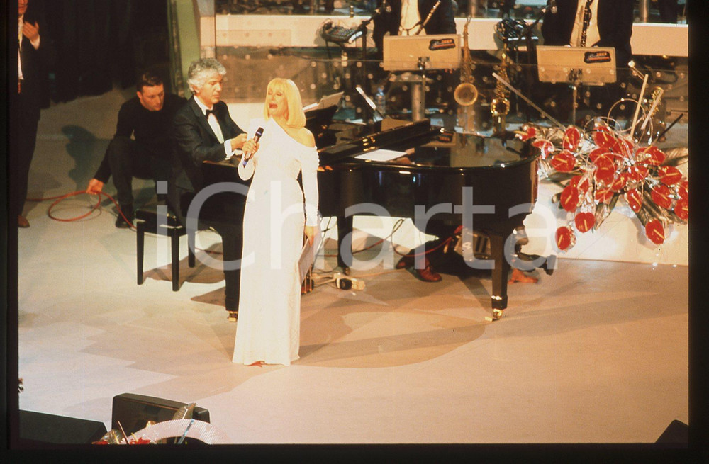 35mm vintage slide*2001 SANREMO Raffaella CARRA' presenta FESTIVAL della Canzone