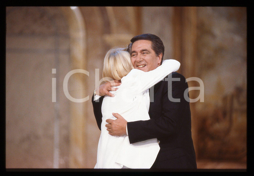 35mm vintage slide* 1991 FANTASTICO 12 Raffaella Carrà  e Corrado MANTONI (4)   Diapositiva d'epoca, in formato 35 mm. CONDIZIONI: GOODE' severamente vietata la riproduzione. Tutti i diritti sono riservati. ICharta mette in vendita, sul negozio eBay e in esclusiva sul sito "icharta" il proprio archivio composto da numerose diapositive e negativi fotografici d'epoca, tutti originali e autentici, che attraversano la storia del costume italiano tra gli la fine degli anni Sessanta e Novanta.Si tratta di uno sguardo inedito sull'attualit&agrave;, la politica, la vita quotidiana, il gossip e la cultura, che fotografa il cambiamento della nazione in quest'ultimo scorcio del XX secolo. Un'occasione unica per il mercato del collezionismo, che vede finalmente disponibile un archivio eccezionale per vastit&agrave;, tematiche e condizioni, in un settore (il negativo fotografico e la diapositiva) di assoluta novit&agrave; e dalle interessanti prospettive di investimento.  originale e autentica 1