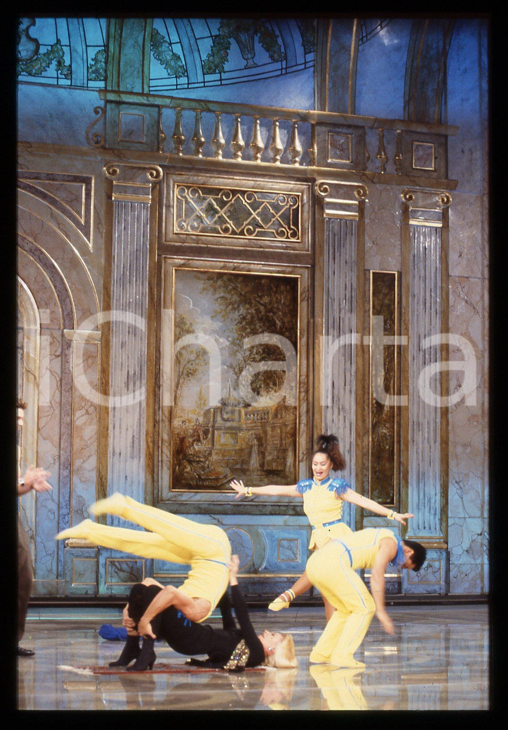 35mm vintage slide* 1991 FANTASTICO 12 Raffaella CARRA' in trasmissione (4)   Diapositiva d'epoca, in formato 35 mm.  CONDIZIONI: GOOD E' severamente vietata la riproduzione. Tutti i diritti sono riservati. ICharta mette in vendita, sul negozio eBay e in esclusiva sul sito "icharta" il proprio archivio composto da numerose diapositive e negativi fotografici d'epoca, tutti originali e autentici, che attraversano la storia del costume italiano tra gli la fine degli anni Sessanta e Novanta.Si tratta di uno sguardo inedito sull'attualit&agrave;, la politica, la vita quotidiana, il gossip e la cultura, che fotografa il cambiamento della nazione in quest'ultimo scorcio del XX secolo. Un'occasione unica per il mercato del collezionismo, che vede finalmente disponibile un archivio eccezionale per vastit&agrave;, tematiche e condizioni, in un settore (il negativo fotografico e la diapositiva) di assoluta novit&agrave; e dalle interessanti prospettive di investimento.   originale e autentica 1
