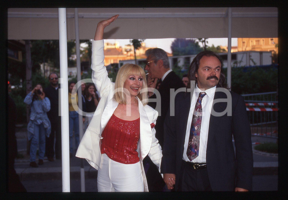 35mm vintage slide* 1996 NOTTE TELEGATTI Raffaella CARRA' e Sergio JAPINO *   Diapositiva d'epoca, in formato 35 mm. CONDIZIONI: GOODE' severamente vietata la riproduzione. Tutti i diritti sono riservati. ICharta mette in vendita, sul negozio eBay e in esclusiva sul sito "icharta" il proprio archivio composto da numerose diapositive e negativi fotografici d'epoca, tutti originali e autentici, che attraversano la storia del costume italiano tra gli la fine degli anni Sessanta e Novanta.Si tratta di uno sguardo inedito sull'attualit&agrave;, la politica, la vita quotidiana, il gossip e la cultura, che fotografa il cambiamento della nazione in quest'ultimo scorcio del XX secolo. Un'occasione unica per il mercato del collezionismo, che vede finalmente disponibile un archivio eccezionale per vastit&agrave;, tematiche e condizioni, in un settore (il negativo fotografico e la diapositiva) di assoluta novit&agrave; e dalle interessanti prospettive di investimento.  originale e autentica 1