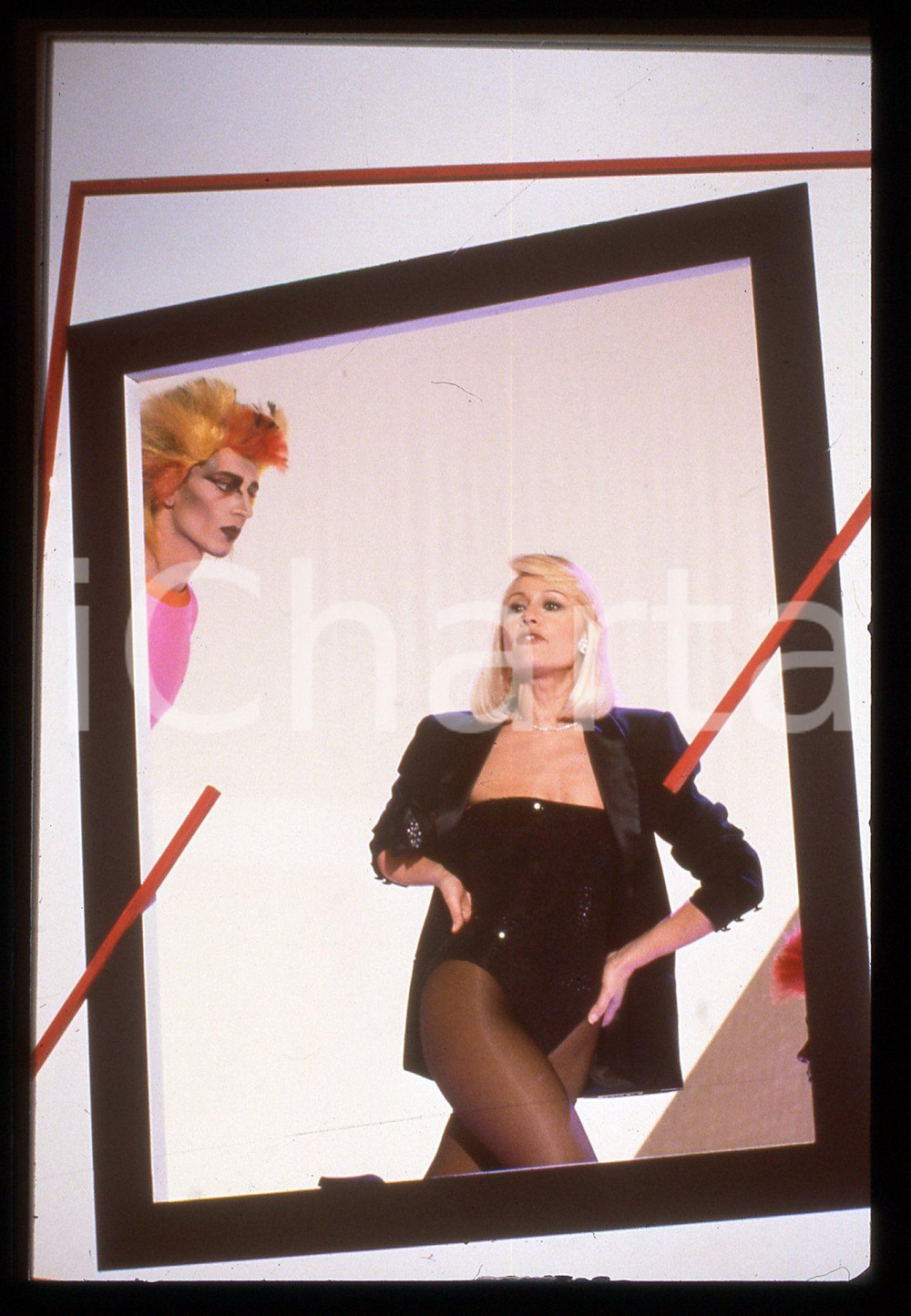 35mm vintage slide* 1991 FANTASTICO 12 - Raffaella CARRA' preparativi sigla (6)   Diapositiva d'epoca, in formato 35 mm. CONDIZIONI: GOODE' severamente vietata la riproduzione. Tutti i diritti sono riservati. ICharta mette in vendita, sul negozio eBay e in esclusiva sul sito "icharta" il proprio archivio composto da numerose diapositive e negativi fotografici d'epoca, tutti originali e autentici, che attraversano la storia del costume italiano tra gli la fine degli anni Sessanta e Novanta.Si tratta di uno sguardo inedito sull'attualit&agrave;, la politica, la vita quotidiana, il gossip e la cultura, che fotografa il cambiamento della nazione in quest'ultimo scorcio del XX secolo. Un'occasione unica per il mercato del collezionismo, che vede finalmente disponibile un archivio eccezionale per vastit&agrave;, tematiche e condizioni, in un settore (il negativo fotografico e la diapositiva) di assoluta novit&agrave; e dalle interessanti prospettive di investimento.  originale e autentica 1