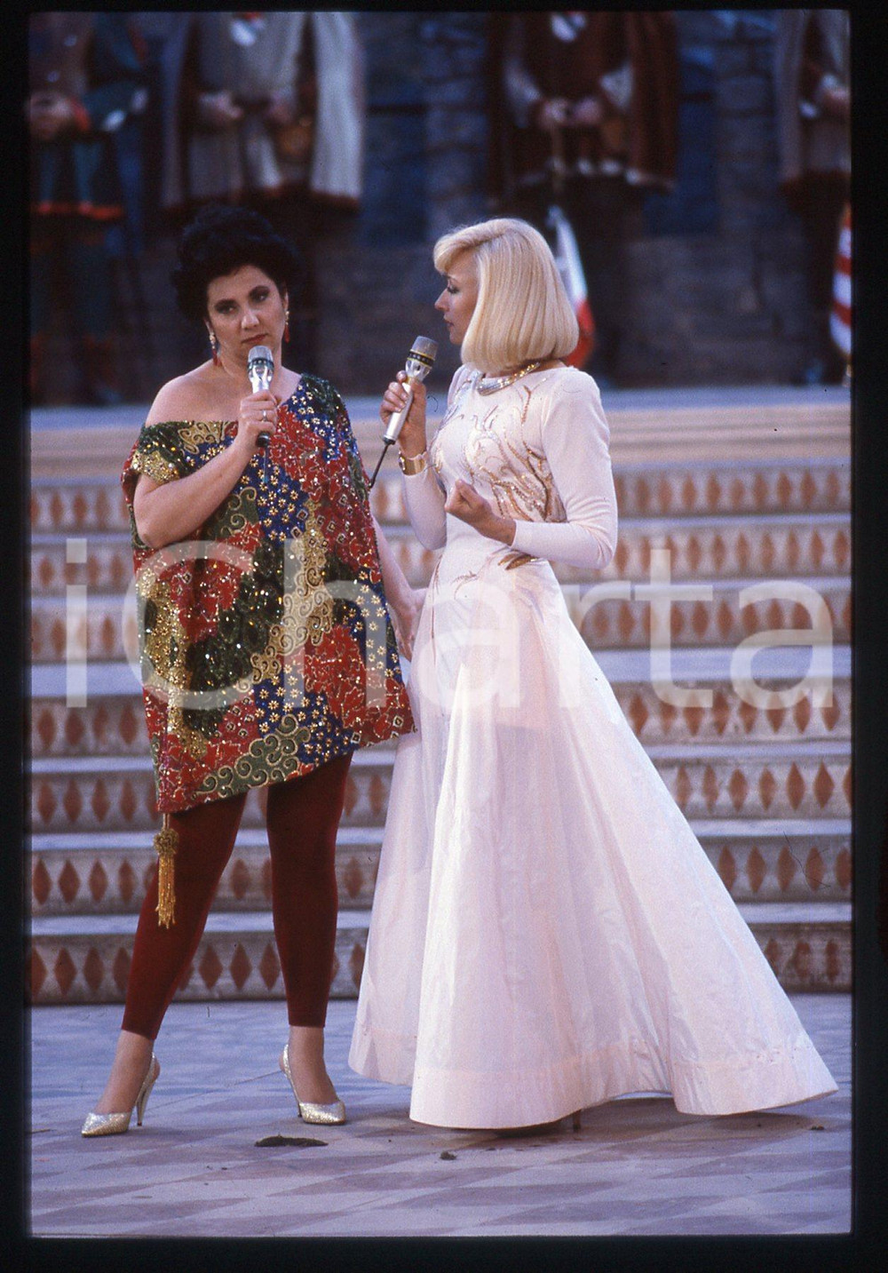 35mm vintage slide* 1991 SAINT VINCENT - Raffaella CARRA' e Marisa LAURITO   Diapositiva d'epoca, in formato 35 mm. CONDIZIONI: GOODE' severamente vietata la riproduzione. Tutti i diritti sono riservati. ICharta mette in vendita, sul negozio eBay e in esclusiva sul sito "icharta" il proprio archivio composto da numerose diapositive e negativi fotografici d'epoca, tutti originali e autentici, che attraversano la storia del costume italiano tra gli la fine degli anni Sessanta e Novanta.Si tratta di uno sguardo inedito sull'attualit&agrave;, la politica, la vita quotidiana, il gossip e la cultura, che fotografa il cambiamento della nazione in quest'ultimo scorcio del XX secolo. Un'occasione unica per il mercato del collezionismo, che vede finalmente disponibile un archivio eccezionale per vastit&agrave;, tematiche e condizioni, in un settore (il negativo fotografico e la diapositiva) di assoluta novit&agrave; e dalle interessanti prospettive di investimento.  originale e autentica 1