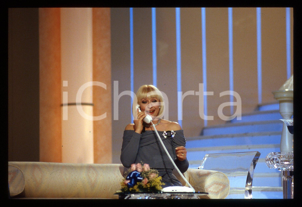 Fotografia d epoca originale 35mm vintage slide1989 CANALE 5 Raffaella CARRA  conduce IL PRINCIPE AZZURRO 1