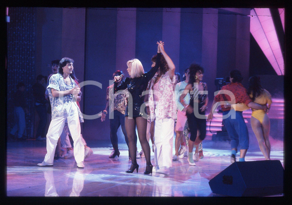 35mm vintage slide* 1990ca TELEVISIONE - Raffaella CARRA' sul palcoscenico (2)