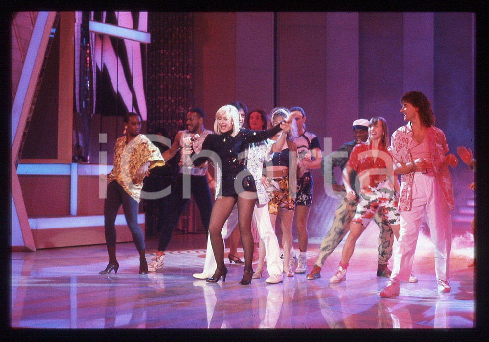 35mm vintage slide* 1990 RICOMINCIO DA DUE Raffaella CARRA' balla SOCA DANCE (4)