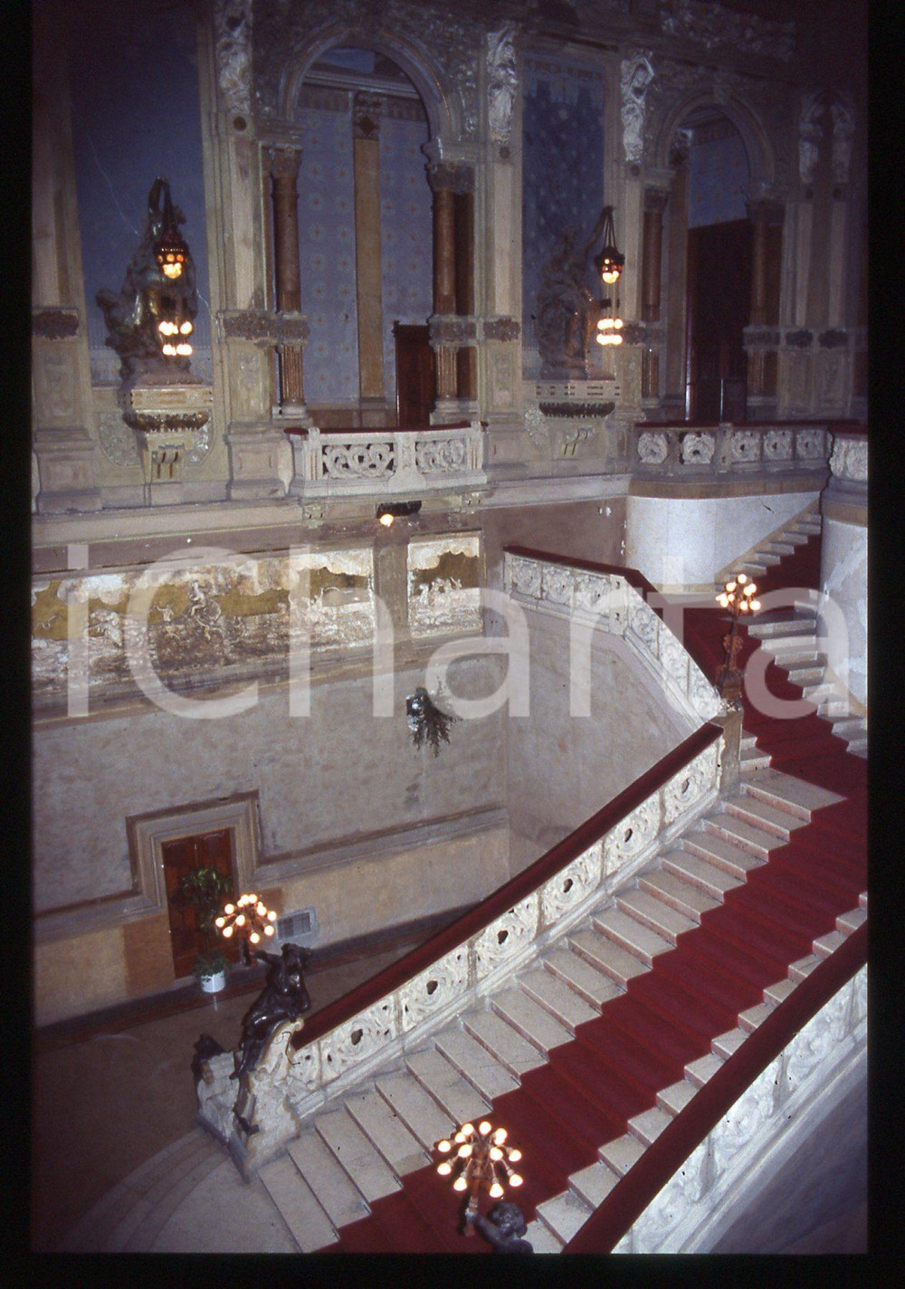 35mm vintage slide* 1990ca SAN PELLEGRINO TERME - Gli interni del CASINO (2)   Diapositiva d'epoca, in formato 35 mm. CONDIZIONI: GOODE' severamente vietata la riproduzione. Tutti i diritti sono riservati. ICharta mette in vendita, sul negozio eBay e in esclusiva sul sito "icharta" il proprio archivio composto da numerose diapositive e negativi fotografici d'epoca, tutti originali e autentici, che attraversano la storia del costume italiano tra gli la fine degli anni Sessanta e Novanta.Si tratta di uno sguardo inedito sull'attualit&agrave;, la politica, la vita quotidiana, il gossip e la cultura, che fotografa il cambiamento della nazione in quest'ultimo scorcio del XX secolo. Un'occasione unica per il mercato del collezionismo, che vede finalmente disponibile un archivio eccezionale per vastit&agrave;, tematiche e condizioni, in un settore (il negativo fotografico e la diapositiva) di assoluta novit&agrave; e dalle interessanti prospettive di investimento.  originale e autentica 1