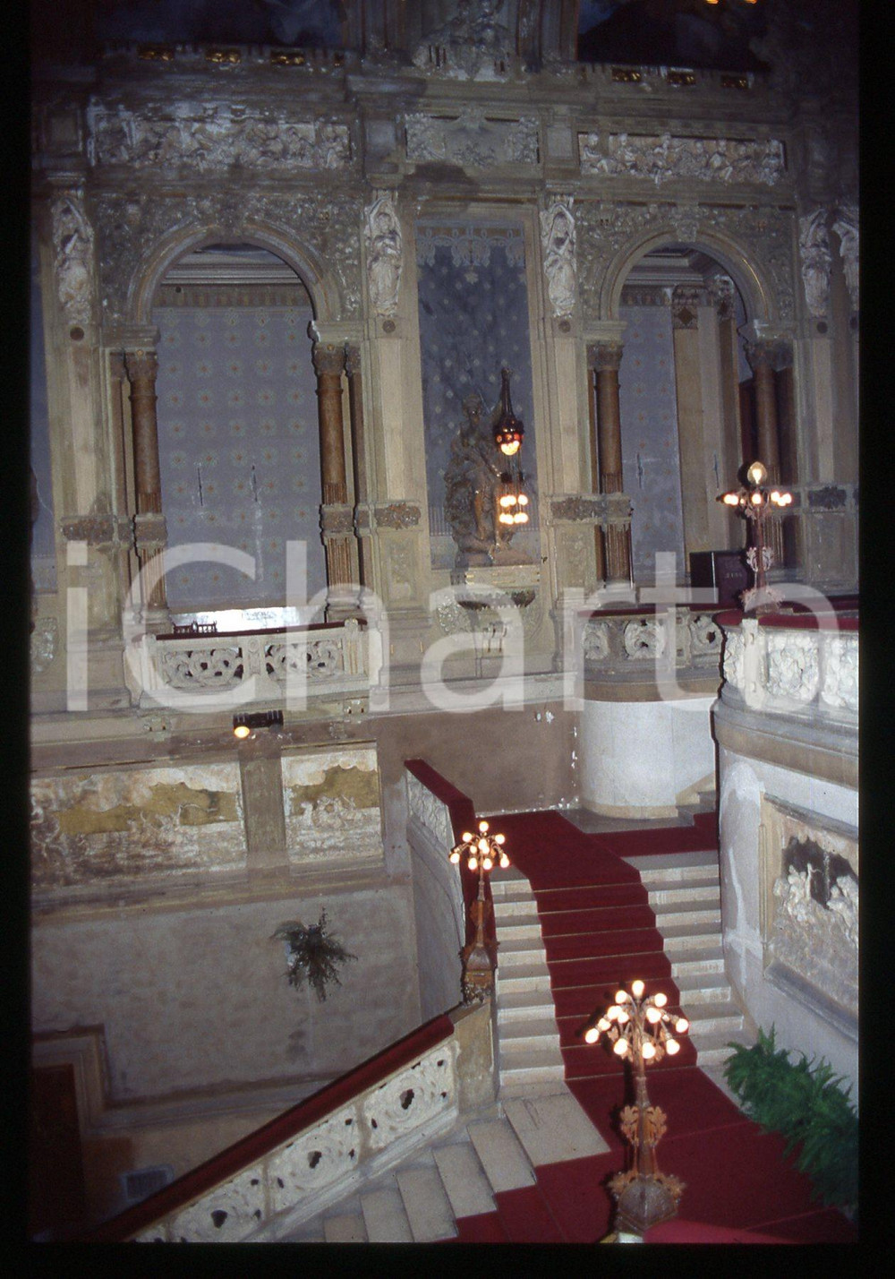 35mm vintage slide* 1990ca SAN PELLEGRINO TERME - Gli interni del CASINO (3)   Diapositiva d'epoca, in formato 35 mm. CONDIZIONI: GOODE' severamente vietata la riproduzione. Tutti i diritti sono riservati. ICharta mette in vendita, sul negozio eBay e in esclusiva sul sito "icharta" il proprio archivio composto da numerose diapositive e negativi fotografici d'epoca, tutti originali e autentici, che attraversano la storia del costume italiano tra gli la fine degli anni Sessanta e Novanta.Si tratta di uno sguardo inedito sull'attualit&agrave;, la politica, la vita quotidiana, il gossip e la cultura, che fotografa il cambiamento della nazione in quest'ultimo scorcio del XX secolo. Un'occasione unica per il mercato del collezionismo, che vede finalmente disponibile un archivio eccezionale per vastit&agrave;, tematiche e condizioni, in un settore (il negativo fotografico e la diapositiva) di assoluta novit&agrave; e dalle interessanti prospettive di investimento.  originale e autentica 1