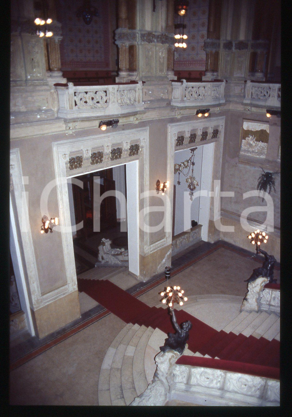 35mm vintage slide* 1990ca SAN PELLEGRINO TERME - Gli interni del CASINO (4)   Diapositiva d'epoca, in formato 35 mm. CONDIZIONI: GOODE' severamente vietata la riproduzione. Tutti i diritti sono riservati. ICharta mette in vendita, sul negozio eBay e in esclusiva sul sito "icharta" il proprio archivio composto da numerose diapositive e negativi fotografici d'epoca, tutti originali e autentici, che attraversano la storia del costume italiano tra gli la fine degli anni Sessanta e Novanta.Si tratta di uno sguardo inedito sull'attualit&agrave;, la politica, la vita quotidiana, il gossip e la cultura, che fotografa il cambiamento della nazione in quest'ultimo scorcio del XX secolo. Un'occasione unica per il mercato del collezionismo, che vede finalmente disponibile un archivio eccezionale per vastit&agrave;, tematiche e condizioni, in un settore (il negativo fotografico e la diapositiva) di assoluta novit&agrave; e dalle interessanti prospettive di investimento.  originale e autentica 1