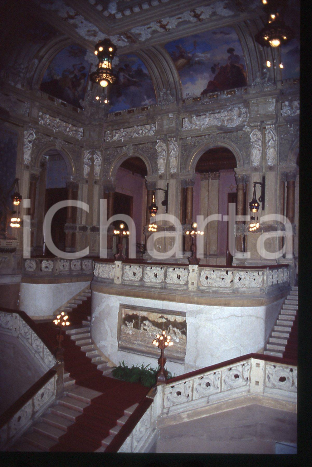 35mm vintage slide* 1990ca SAN PELLEGRINO TERME - Gli interni del CASINO (5)   Diapositiva d'epoca, in formato 35 mm. CONDIZIONI: GOODE' severamente vietata la riproduzione. Tutti i diritti sono riservati. ICharta mette in vendita, sul negozio eBay e in esclusiva sul sito "icharta" il proprio archivio composto da numerose diapositive e negativi fotografici d'epoca, tutti originali e autentici, che attraversano la storia del costume italiano tra gli la fine degli anni Sessanta e Novanta.Si tratta di uno sguardo inedito sull'attualit&agrave;, la politica, la vita quotidiana, il gossip e la cultura, che fotografa il cambiamento della nazione in quest'ultimo scorcio del XX secolo. Un'occasione unica per il mercato del collezionismo, che vede finalmente disponibile un archivio eccezionale per vastit&agrave;, tematiche e condizioni, in un settore (il negativo fotografico e la diapositiva) di assoluta novit&agrave; e dalle interessanti prospettive di investimento.  originale e autentica 1