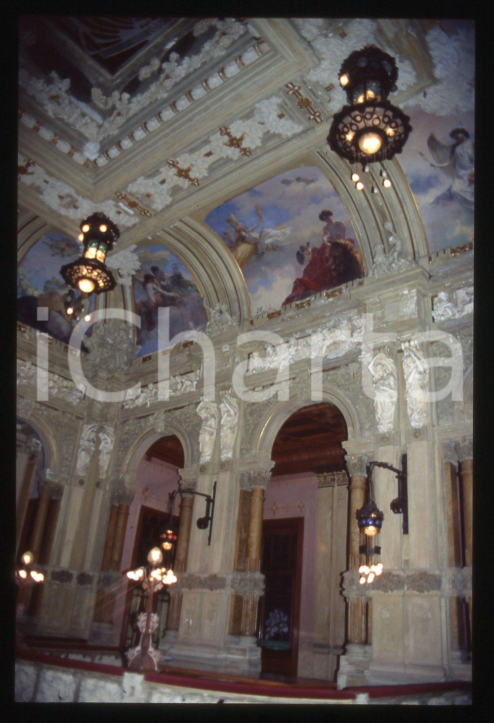 35mm vintage slide* 1990ca SAN PELLEGRINO TERME - Gli interni del CASINO' (7)   Diapositiva d'epoca, in formato 35 mm. CONDIZIONI: GOODE' severamente vietata la riproduzione. Tutti i diritti sono riservati. ICharta mette in vendita, sul negozio eBay e in esclusiva sul sito "icharta" il proprio archivio composto da numerose diapositive e negativi fotografici d'epoca, tutti originali e autentici, che attraversano la storia del costume italiano tra gli la fine degli anni Sessanta e Novanta.Si tratta di uno sguardo inedito sull'attualit&agrave;, la politica, la vita quotidiana, il gossip e la cultura, che fotografa il cambiamento della nazione in quest'ultimo scorcio del XX secolo. Un'occasione unica per il mercato del collezionismo, che vede finalmente disponibile un archivio eccezionale per vastit&agrave;, tematiche e condizioni, in un settore (il negativo fotografico e la diapositiva) di assoluta novit&agrave; e dalle interessanti prospettive di investimento.  originale e autentica 1