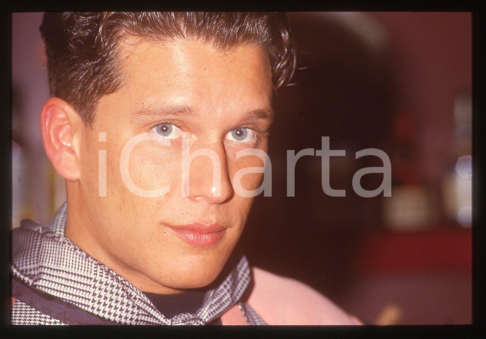 35mm vintage slide* 1995ca COSTUME - Simone VALEO ritratto del cantante   Diapositiva d'epoca, in formato 35 mm. CONDIZIONI: GOODE' severamente vietata la riproduzione. Tutti i diritti sono riservati. ICharta mette in vendita, sul negozio eBay e in esclusiva sul sito "icharta" il proprio archivio composto da numerose diapositive e negativi fotografici d'epoca, tutti originali e autentici, che attraversano la storia del costume italiano tra gli la fine degli anni Sessanta e Novanta.Si tratta di uno sguardo inedito sull'attualit&agrave;, la politica, la vita quotidiana, il gossip e la cultura, che fotografa il cambiamento della nazione in quest'ultimo scorcio del XX secolo. Un'occasione unica per il mercato del collezionismo, che vede finalmente disponibile un archivio eccezionale per vastit&agrave;, tematiche e condizioni, in un settore (il negativo fotografico e la diapositiva) di assoluta novit&agrave; e dalle interessanti prospettive di investimento.  originale e autentica 1