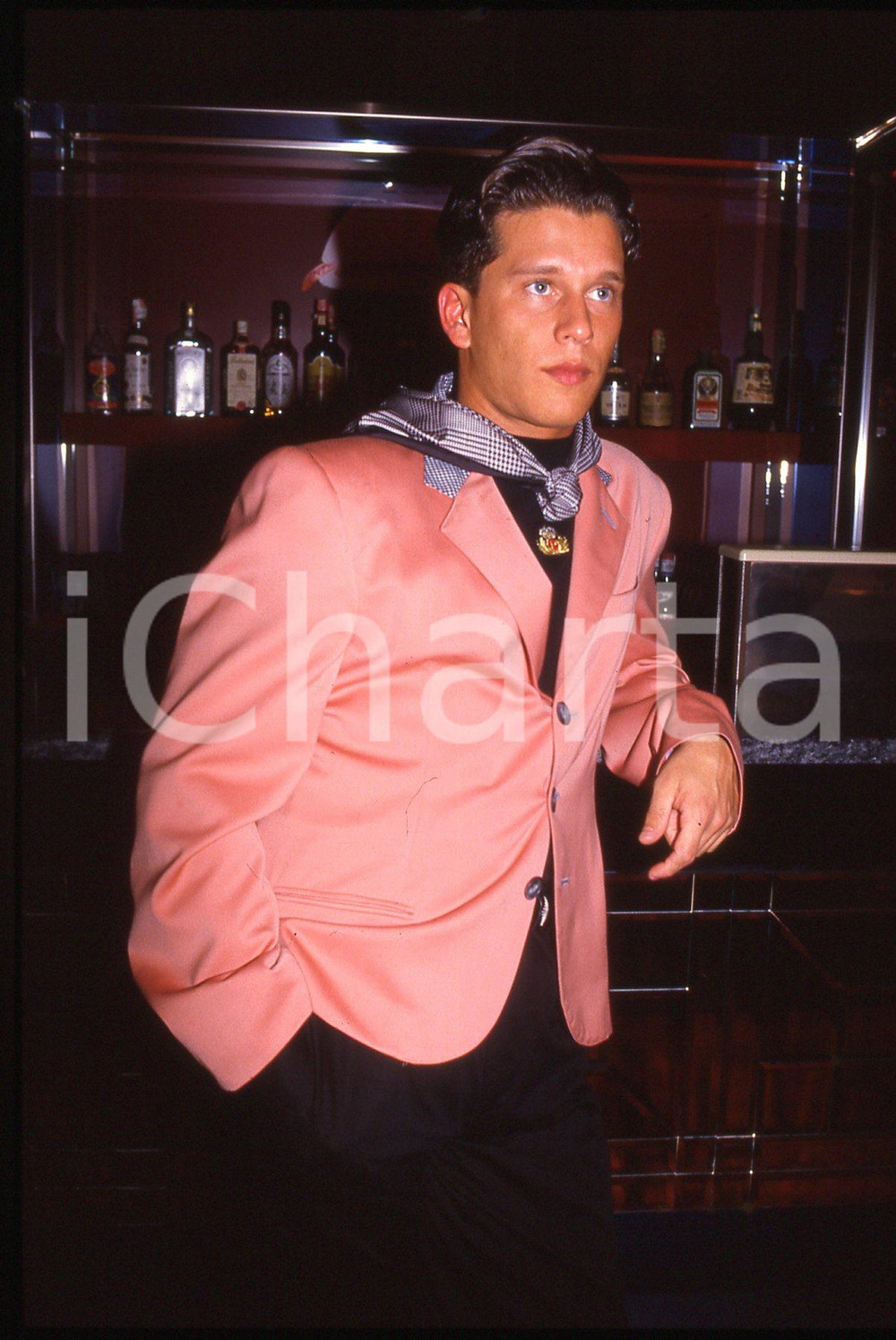 35mm vintage slide* 1995ca COSTUME - Simone VALEO ritratto del cantante (2)   Diapositiva d'epoca, in formato 35 mm. CONDIZIONI: GOODE' severamente vietata la riproduzione. Tutti i diritti sono riservati. ICharta mette in vendita, sul negozio eBay e in esclusiva sul sito "icharta" il proprio archivio composto da numerose diapositive e negativi fotografici d'epoca, tutti originali e autentici, che attraversano la storia del costume italiano tra gli la fine degli anni Sessanta e Novanta.Si tratta di uno sguardo inedito sull'attualit&agrave;, la politica, la vita quotidiana, il gossip e la cultura, che fotografa il cambiamento della nazione in quest'ultimo scorcio del XX secolo. Un'occasione unica per il mercato del collezionismo, che vede finalmente disponibile un archivio eccezionale per vastit&agrave;, tematiche e condizioni, in un settore (il negativo fotografico e la diapositiva) di assoluta novit&agrave; e dalle interessanti prospettive di investimento.  originale e autentica 1