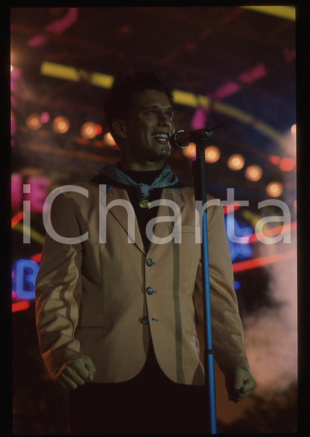 35mm vintage slide* 1995ca COSTUME - Simone VALEO ritratto sul palcoscenico (7)   Diapositiva d'epoca, in formato 35 mm. CONDIZIONI: GOODE' severamente vietata la riproduzione. Tutti i diritti sono riservati. ICharta mette in vendita, sul negozio eBay e in esclusiva sul sito "icharta" il proprio archivio composto da numerose diapositive e negativi fotografici d'epoca, tutti originali e autentici, che attraversano la storia del costume italiano tra gli la fine degli anni Sessanta e Novanta.Si tratta di uno sguardo inedito sull'attualit&agrave;, la politica, la vita quotidiana, il gossip e la cultura, che fotografa il cambiamento della nazione in quest'ultimo scorcio del XX secolo. Un'occasione unica per il mercato del collezionismo, che vede finalmente disponibile un archivio eccezionale per vastit&agrave;, tematiche e condizioni, in un settore (il negativo fotografico e la diapositiva) di assoluta novit&agrave; e dalle interessanti prospettive di investimento.  originale e autentica 1