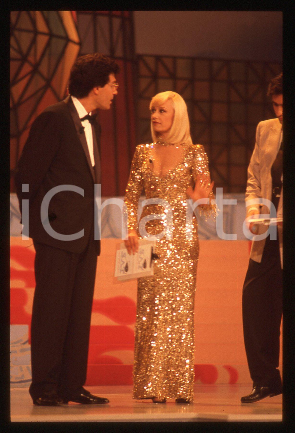35mm vintage slide* 1991 RIVA DEL GARDA - Raffaella CARRA' e  Fabrizio FRIZZI   Diapositiva d'epoca, in formato 35 mm.Nella diapositiva anche Toto Cutugno, con loro alla conduzione del programma trasmesso da RAI 1 "La Vela D'oro" . CONDIZIONI: GOODE' severamente vietata la riproduzione. Tutti i diritti sono riservati. ICharta mette in vendita, sul negozio eBay e in esclusiva sul sito "icharta" il proprio archivio composto da numerose diapositive e negativi fotografici d'epoca, tutti originali e autentici, che attraversano la storia del costume italiano tra gli la fine degli anni Sessanta e Novanta.Si tratta di uno sguardo inedito sull'attualit&agrave;, la politica, la vita quotidiana, il gossip e la cultura, che fotografa il cambiamento della nazione in quest'ultimo scorcio del XX secolo. Un'occasione unica per il mercato del collezionismo, che vede finalmente disponibile un archivio eccezionale per vastit&agrave;, tematiche e condizioni, in un settore (il negativo fotografico e la diapositiva) di assoluta novit&agrave; e dalle interessanti prospettive di investimento.  originale e autentica 1