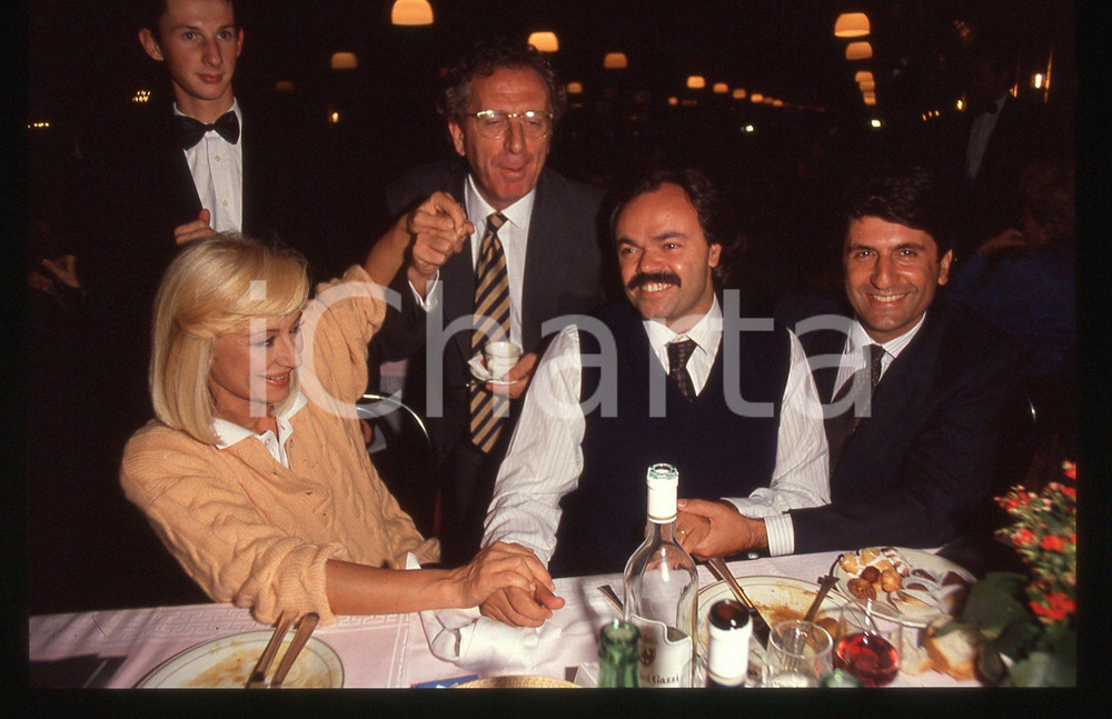 35mm vintage slide* 1990 TELEVISIONE - Raffaella CARRA' con Sergio JAPINO (2)   Diapositiva d'epoca, in formato 35 mm.Nella diapositiva con loro anche Michele Mirabella e Gianni Ippoliti. CONDIZIONI: GOODE' severamente vietata la riproduzione. Tutti i diritti sono riservati. ICharta mette in vendita, sul negozio eBay e in esclusiva sul sito "icharta" il proprio archivio composto da numerose diapositive e negativi fotografici d'epoca, tutti originali e autentici, che attraversano la storia del costume italiano tra gli la fine degli anni Sessanta e Novanta.Si tratta di uno sguardo inedito sull'attualit&agrave;, la politica, la vita quotidiana, il gossip e la cultura, che fotografa il cambiamento della nazione in quest'ultimo scorcio del XX secolo. Un'occasione unica per il mercato del collezionismo, che vede finalmente disponibile un archivio eccezionale per vastit&agrave;, tematiche e condizioni, in un settore (il negativo fotografico e la diapositiva) di assoluta novit&agrave; e dalle interessanti prospettive di investimento.  originale e autentica 1