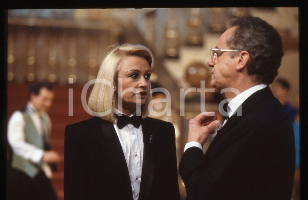 35mm vintage slide* 1991 FANTASTICO 12 - Raffaella CARRA' e Johnny DORELLI (3)   Diapositiva d'epoca, in formato 35 mm. CONDIZIONI: GOODE' severamente vietata la riproduzione. Tutti i diritti sono riservati. ICharta mette in vendita, sul negozio eBay e in esclusiva sul sito "icharta" il proprio archivio composto da numerose diapositive e negativi fotografici d'epoca, tutti originali e autentici, che attraversano la storia del costume italiano tra gli la fine degli anni Sessanta e Novanta.Si tratta di uno sguardo inedito sull'attualit&agrave;, la politica, la vita quotidiana, il gossip e la cultura, che fotografa il cambiamento della nazione in quest'ultimo scorcio del XX secolo. Un'occasione unica per il mercato del collezionismo, che vede finalmente disponibile un archivio eccezionale per vastit&agrave;, tematiche e condizioni, in un settore (il negativo fotografico e la diapositiva) di assoluta novit&agrave; e dalle interessanti prospettive di investimento.  originale e autentica 1