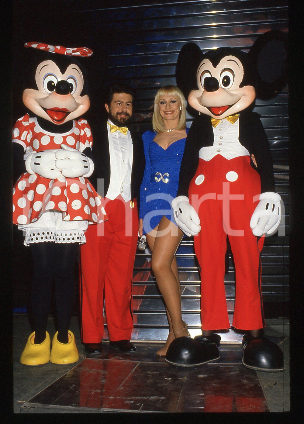 35mm vintage slide* 1988 RAFFAELLA CARRA' SHOW  Raffaella CARRA' e Lello ARENA   Diapositiva d'epoca, in formato 35 mm.  CONDIZIONI: GOODE' severamente vietata la riproduzione. Tutti i diritti sono riservati. ICharta mette in vendita, sul negozio eBay e in esclusiva sul sito "icharta" il proprio archivio composto da numerose diapositive e negativi fotografici d'epoca, tutti originali e autentici, che attraversano la storia del costume italiano tra gli la fine degli anni Sessanta e Novanta.Si tratta di uno sguardo inedito sull'attualit&agrave;, la politica, la vita quotidiana, il gossip e la cultura, che fotografa il cambiamento della nazione in quest'ultimo scorcio del XX secolo. Un'occasione unica per il mercato del collezionismo, che vede finalmente disponibile un archivio eccezionale per vastit&agrave;, tematiche e condizioni, in un settore (il negativo fotografico e la diapositiva) di assoluta novit&agrave; e dalle interessanti prospettive di investimento.  originale e autentica 1