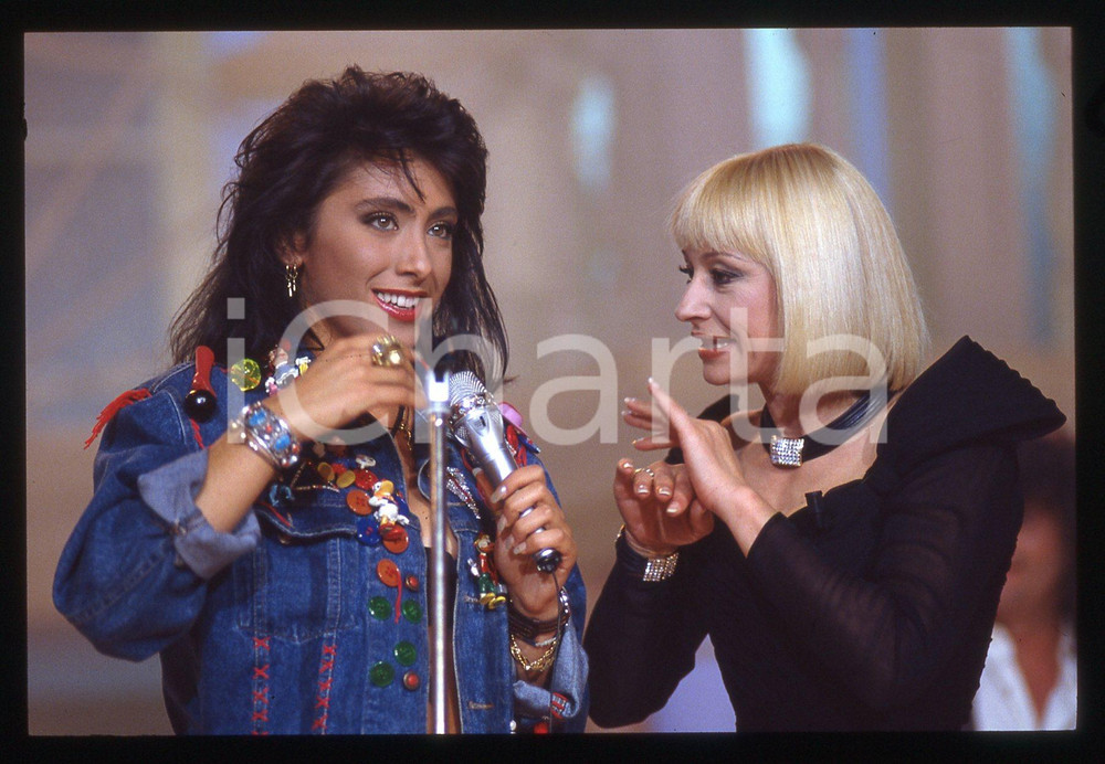 Fotografia d epoca originale 35mm vintage slide 1991 FANTASTICO 12  Raffaella CARRA  e Sabrina SALERNO 1