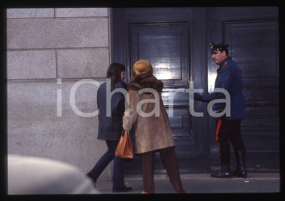 Fotografia d epoca originale 35mm vintage slide 1995 Milano Alessandra GUCCI sul luogo omicidio del padre 1
