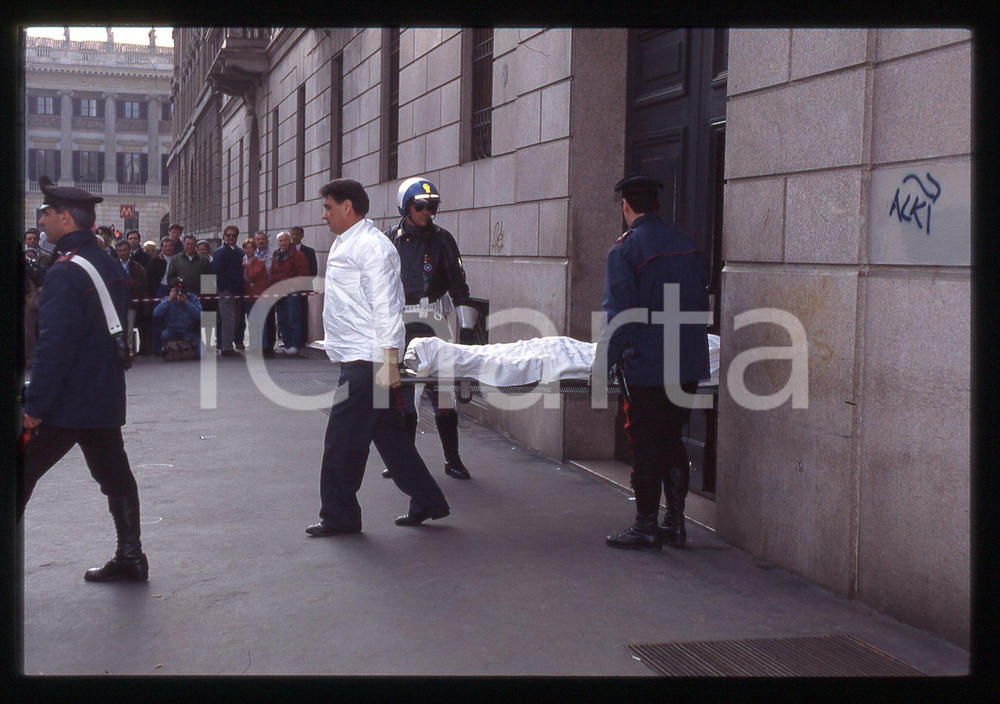 Fotografia d epoca originale 35mm vintage slide 1995 MILANO  Maurizio GUCCI trasporto salma dopo omicidio 1