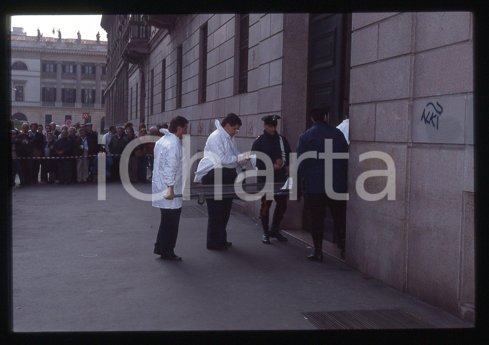Fotografia d epoca originale 35mm vintage slide 1995 MILANO Maurizio GUCCI carabinieri su scena omicidio 1