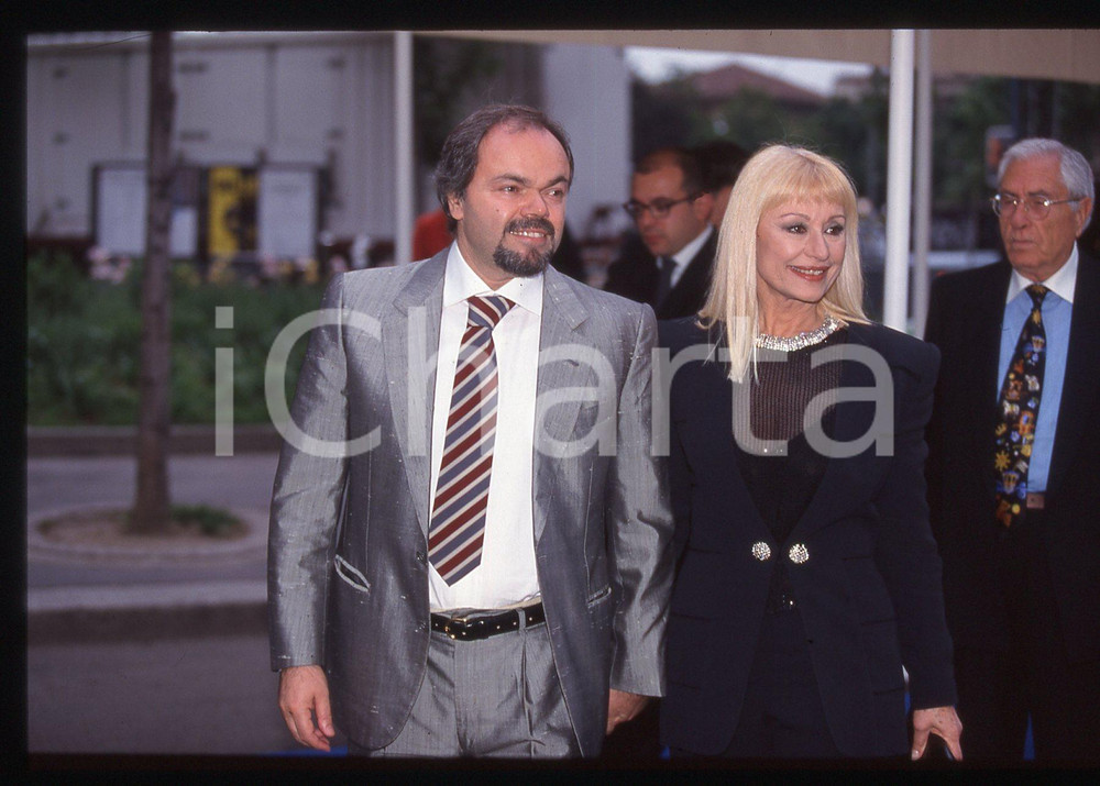 35mm vintage slide* 1998 NOTTE TELEGATTI - Raffaella CARRA' e Sergio JAPINO (5)   Diapositiva d'epoca, in formato 35 mm. CONDIZIONI: GOODE' severamente vietata la riproduzione. Tutti i diritti sono riservati. ICharta mette in vendita, sul negozio eBay e in esclusiva sul sito "icharta" il proprio archivio composto da numerose diapositive e negativi fotografici d'epoca, tutti originali e autentici, che attraversano la storia del costume italiano tra gli la fine degli anni Sessanta e Novanta.Si tratta di uno sguardo inedito sull'attualit&agrave;, la politica, la vita quotidiana, il gossip e la cultura, che fotografa il cambiamento della nazione in quest'ultimo scorcio del XX secolo. Un'occasione unica per il mercato del collezionismo, che vede finalmente disponibile un archivio eccezionale per vastit&agrave;, tematiche e condizioni, in un settore (il negativo fotografico e la diapositiva) di assoluta novit&agrave; e dalle interessanti prospettive di investimento.     originale e autentica 1