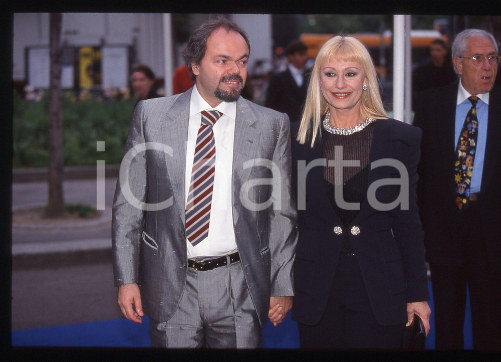 35mm vintage slide* 1998 NOTTE TELEGATTI - Raffaella CARRA' e Sergio JAPINO (8)   Diapositiva d'epoca, in formato 35 mm. CONDIZIONI: GOODE' severamente vietata la riproduzione. Tutti i diritti sono riservati. ICharta mette in vendita, sul negozio eBay e in esclusiva sul sito "icharta" il proprio archivio composto da numerose diapositive e negativi fotografici d'epoca, tutti originali e autentici, che attraversano la storia del costume italiano tra gli la fine degli anni Sessanta e Novanta.Si tratta di uno sguardo inedito sull'attualit&agrave;, la politica, la vita quotidiana, il gossip e la cultura, che fotografa il cambiamento della nazione in quest'ultimo scorcio del XX secolo. Un'occasione unica per il mercato del collezionismo, che vede finalmente disponibile un archivio eccezionale per vastit&agrave;, tematiche e condizioni, in un settore (il negativo fotografico e la diapositiva) di assoluta novit&agrave; e dalle interessanti prospettive di investimento.     originale e autentica 1