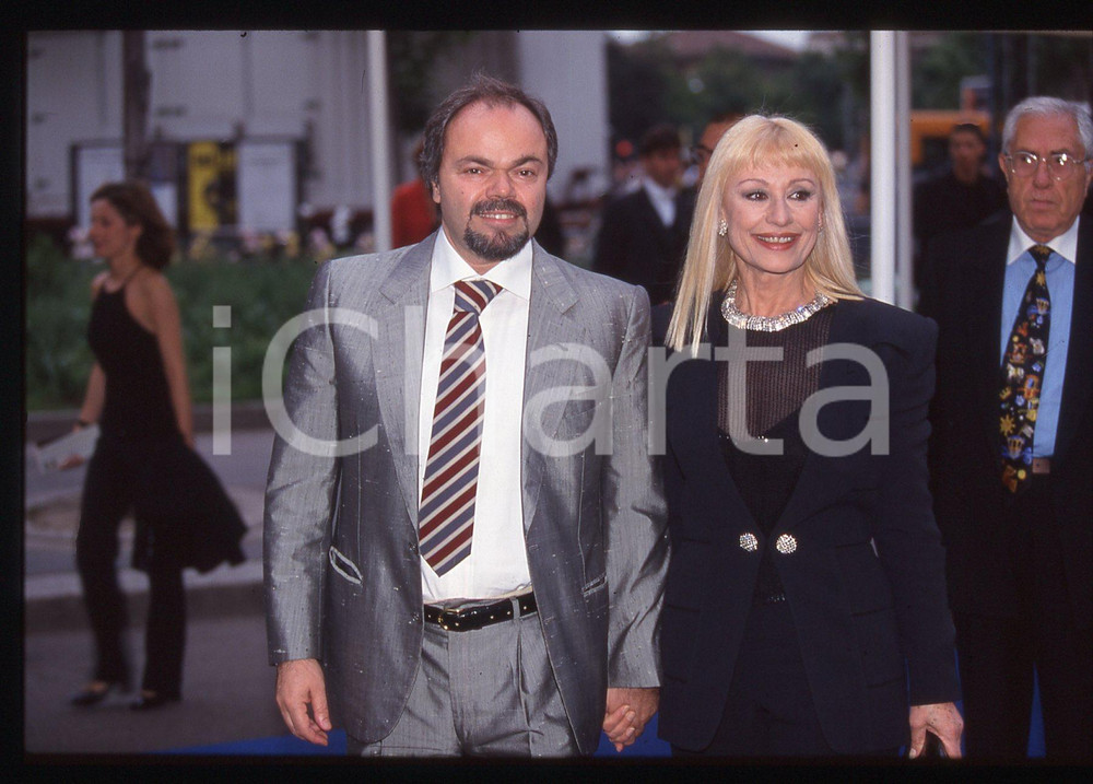 35mm vintage slide* 1998 NOTTE TELEGATTI - Raffaella CARRA' e Sergio JAPINO (10)   Diapositiva d'epoca, in formato 35 mm. CONDIZIONI: GOODE' severamente vietata la riproduzione. Tutti i diritti sono riservati. ICharta mette in vendita, sul negozio eBay e in esclusiva sul sito "icharta" il proprio archivio composto da numerose diapositive e negativi fotografici d'epoca, tutti originali e autentici, che attraversano la storia del costume italiano tra gli la fine degli anni Sessanta e Novanta.Si tratta di uno sguardo inedito sull'attualit&agrave;, la politica, la vita quotidiana, il gossip e la cultura, che fotografa il cambiamento della nazione in quest'ultimo scorcio del XX secolo. Un'occasione unica per il mercato del collezionismo, che vede finalmente disponibile un archivio eccezionale per vastit&agrave;, tematiche e condizioni, in un settore (il negativo fotografico e la diapositiva) di assoluta novit&agrave; e dalle interessanti prospettive di investimento.     originale e autentica 1