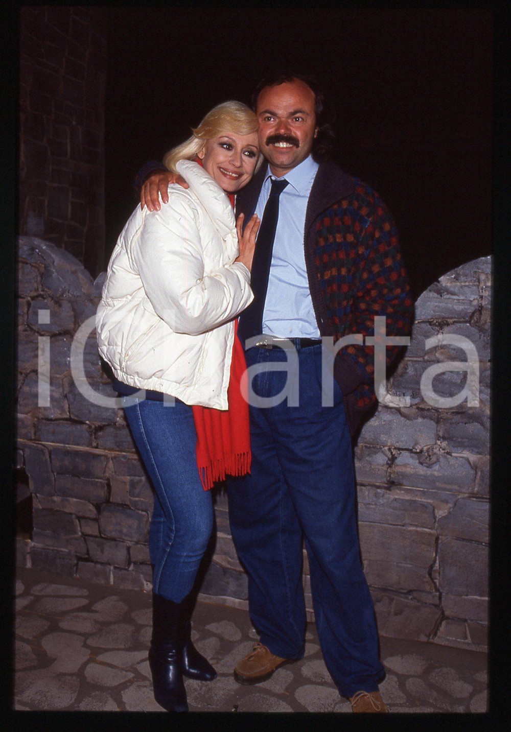 35mm vintage slide* 1990ca TELEVISIONE - Raffaella CARRA' e Sergio JAPINO (6)   Diapositiva d'epoca, in formato 35 mm. CONDIZIONI: GOODE' severamente vietata la riproduzione. Tutti i diritti sono riservati. ICharta mette in vendita, sul negozio eBay e in esclusiva sul sito "icharta" il proprio archivio composto da numerose diapositive e negativi fotografici d'epoca, tutti originali e autentici, che attraversano la storia del costume italiano tra gli la fine degli anni Sessanta e Novanta.Si tratta di uno sguardo inedito sull'attualit&agrave;, la politica, la vita quotidiana, il gossip e la cultura, che fotografa il cambiamento della nazione in quest'ultimo scorcio del XX secolo. Un'occasione unica per il mercato del collezionismo, che vede finalmente disponibile un archivio eccezionale per vastit&agrave;, tematiche e condizioni, in un settore (il negativo fotografico e la diapositiva) di assoluta novit&agrave; e dalle interessanti prospettive di investimento.     originale e autentica 1